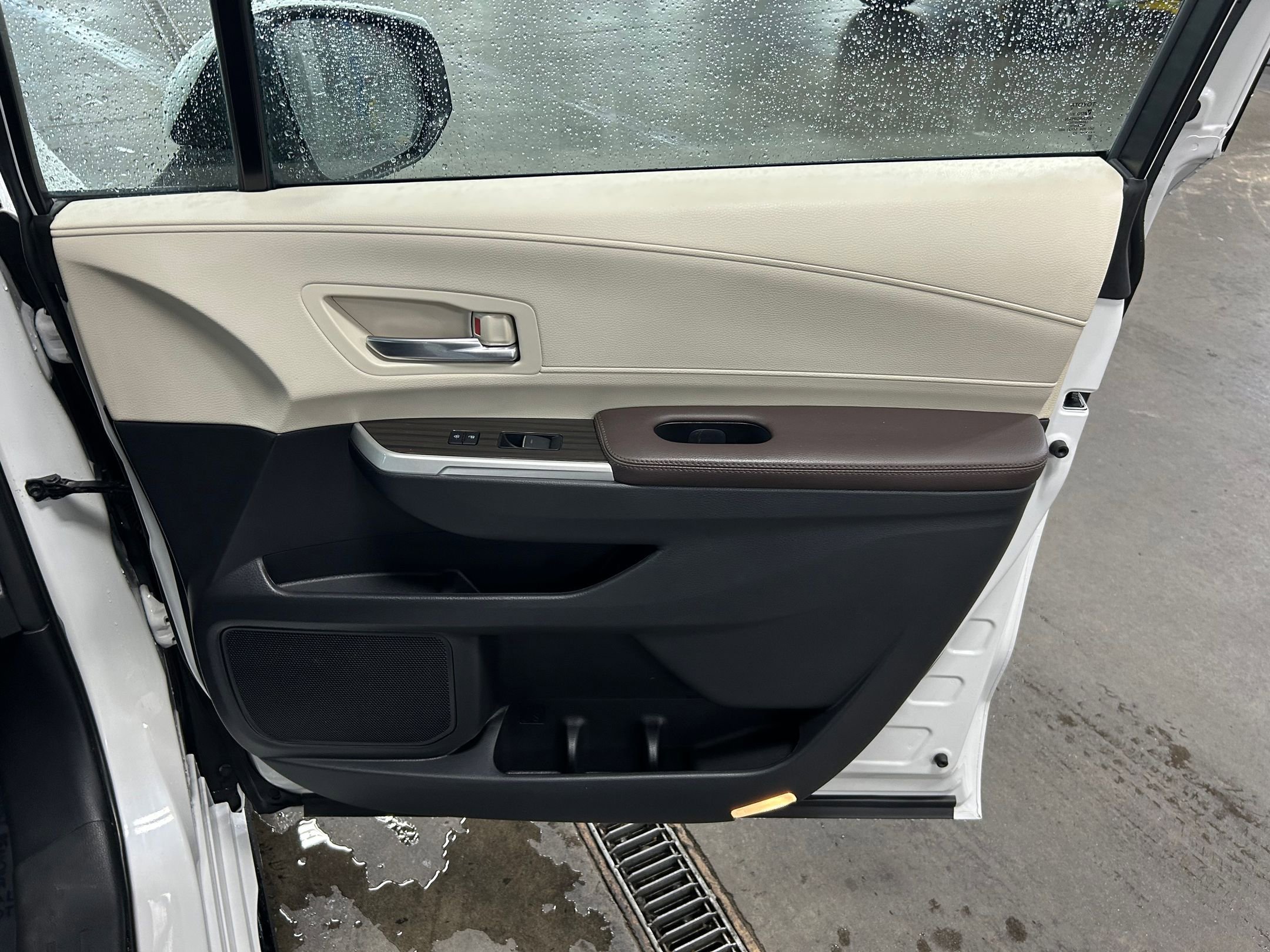 Used 2023 Toyota Sienna Platinum AWD/4WD image 29