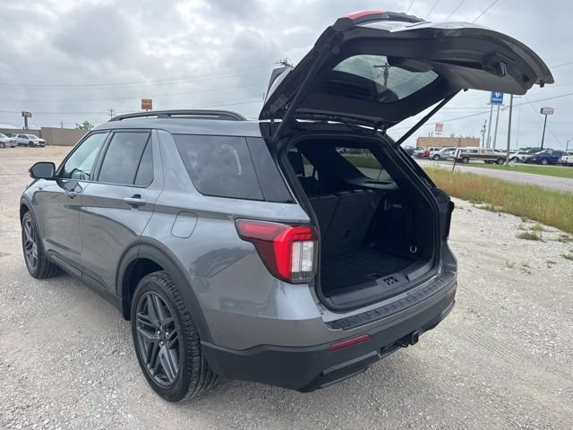 Used 2025 Ford Explorer ST-Line w/ ST-Line Street Pack AWD/4WD image 4