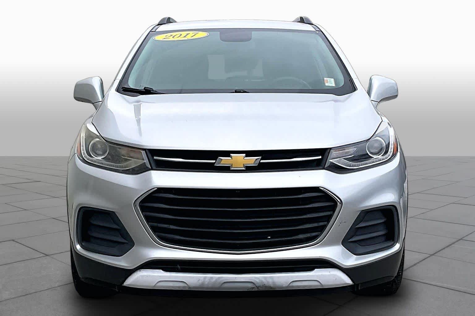 Used 2017 Chevrolet Trax LT w/ LT Convenience Package FWD image 3