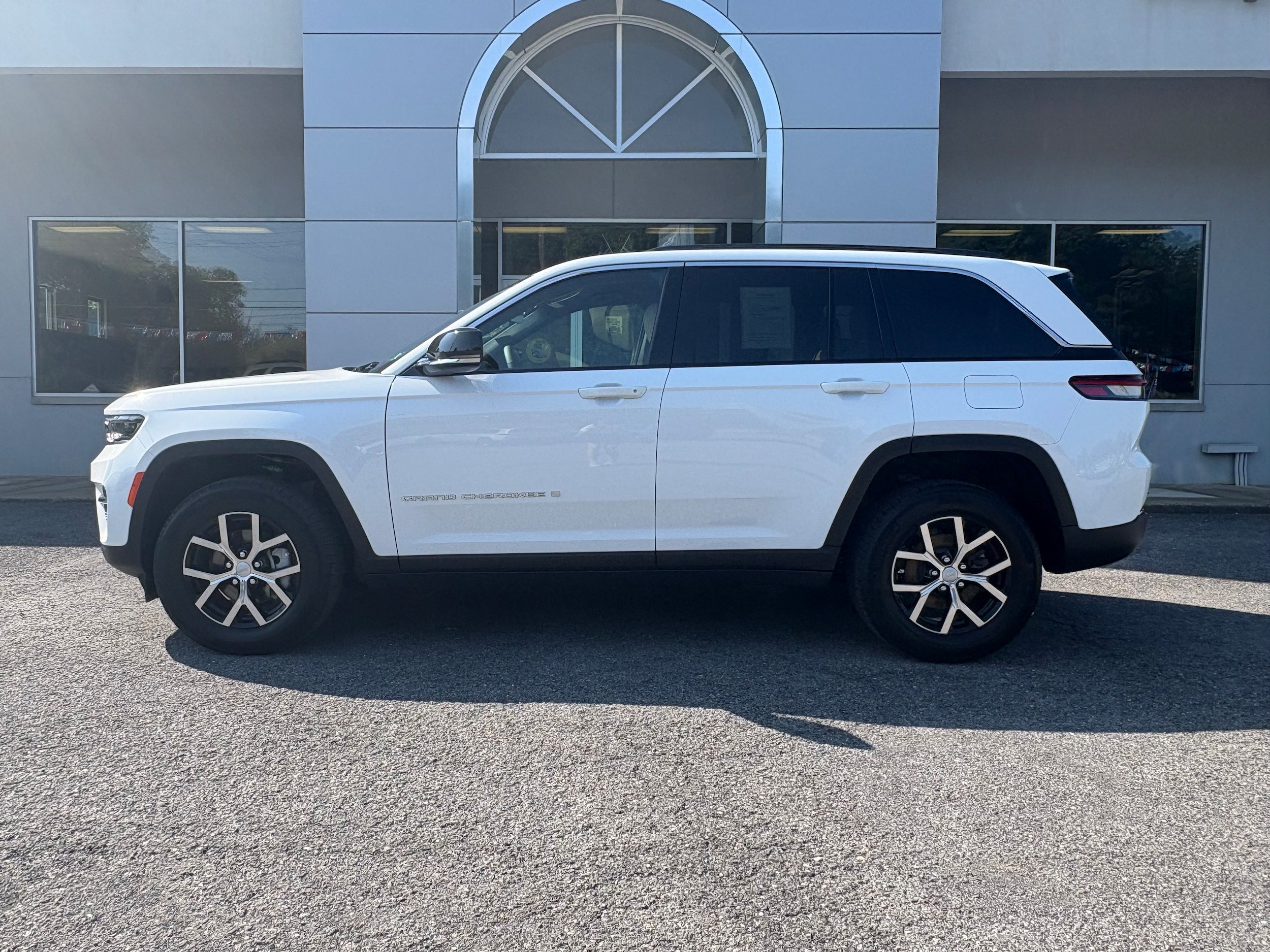 Certified 2025 Jeep Grand Cherokee Limited AWD/4WD image 2