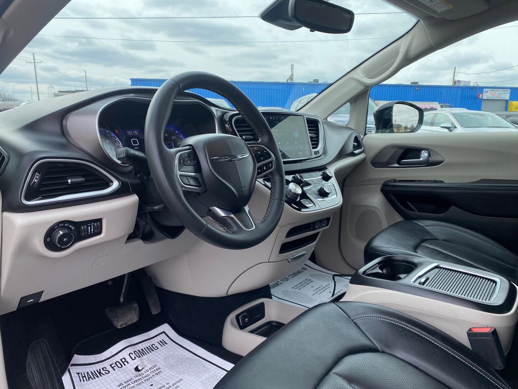 Used 2024 Chrysler Pacifica Touring-L image 8