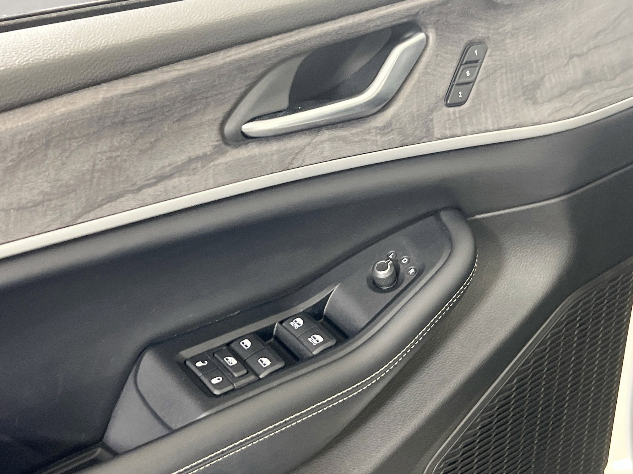 Used 2023 Jeep Grand Cherokee Limited w/ Luxury Tech Group II image 18