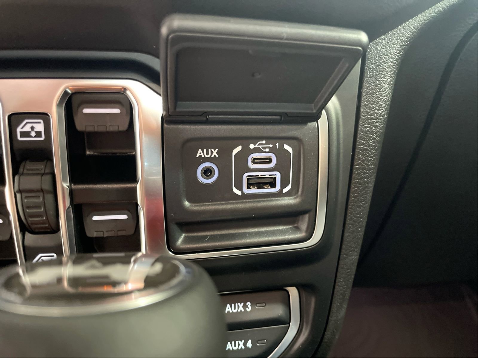 Used 2024 Jeep Wrangler Unlimited Rubicon w/ Technology Group image 35