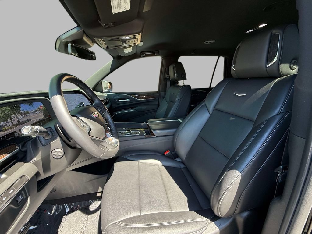 Used 2024 Cadillac Escalade Luxury AWD/4WD image 2