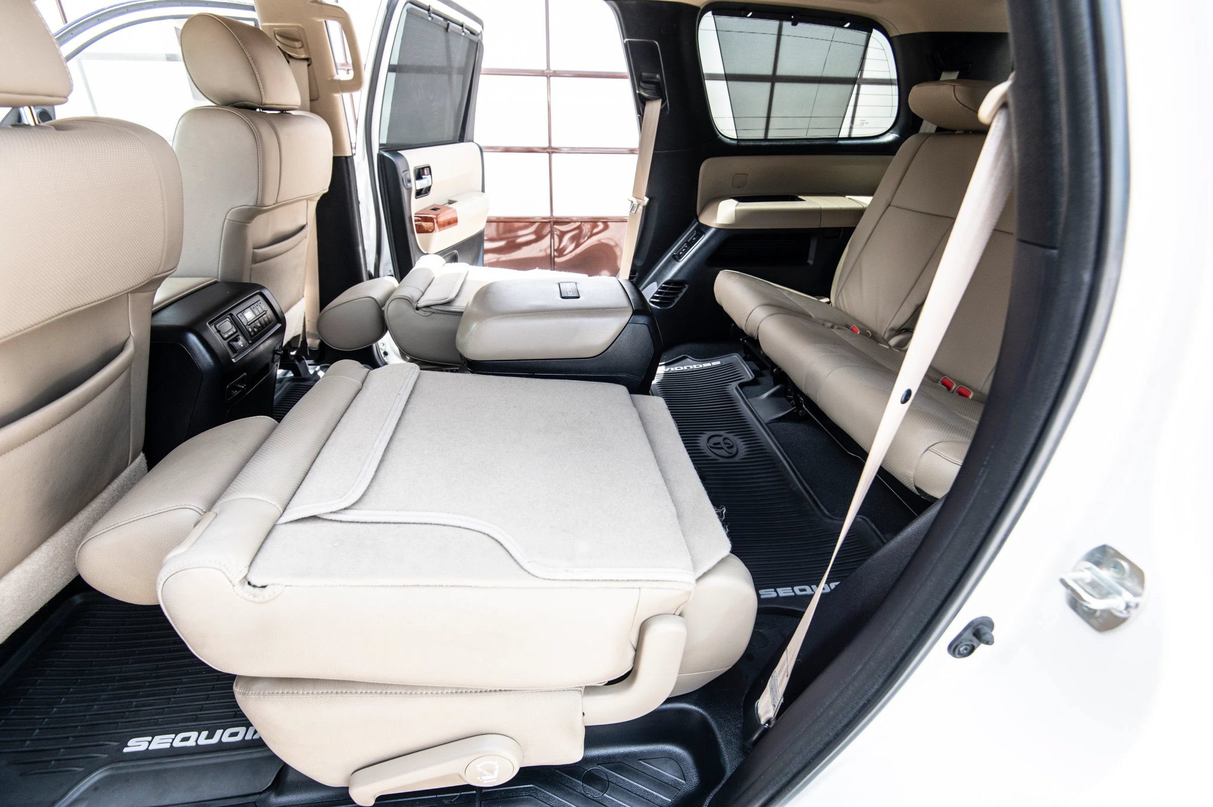 Used 2020 Toyota Sequoia Platinum RWD image 38