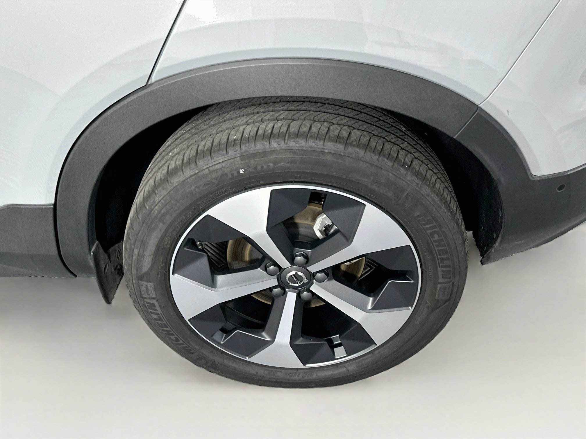 Used 2025 Volvo XC40 B5 Plus AWD/4WD image 11