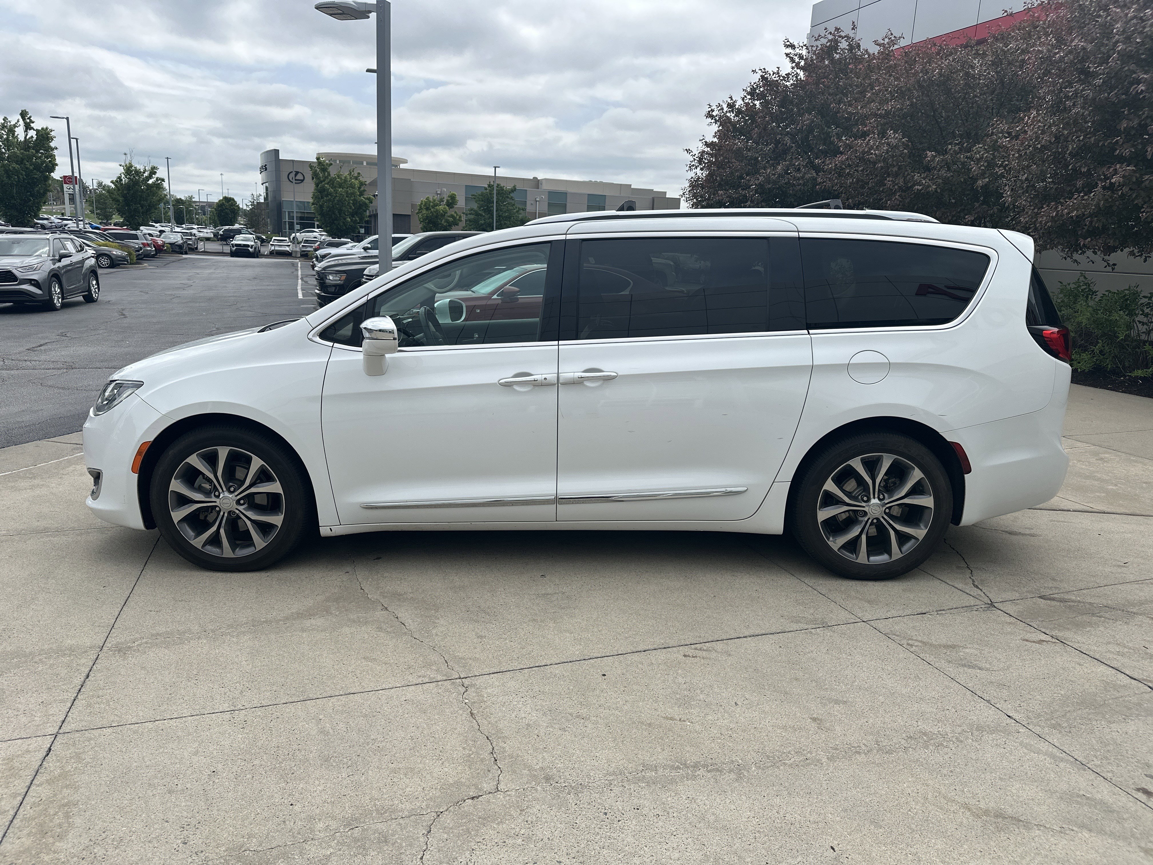 Used 2017 Chrysler Pacifica Limited FWD image 7