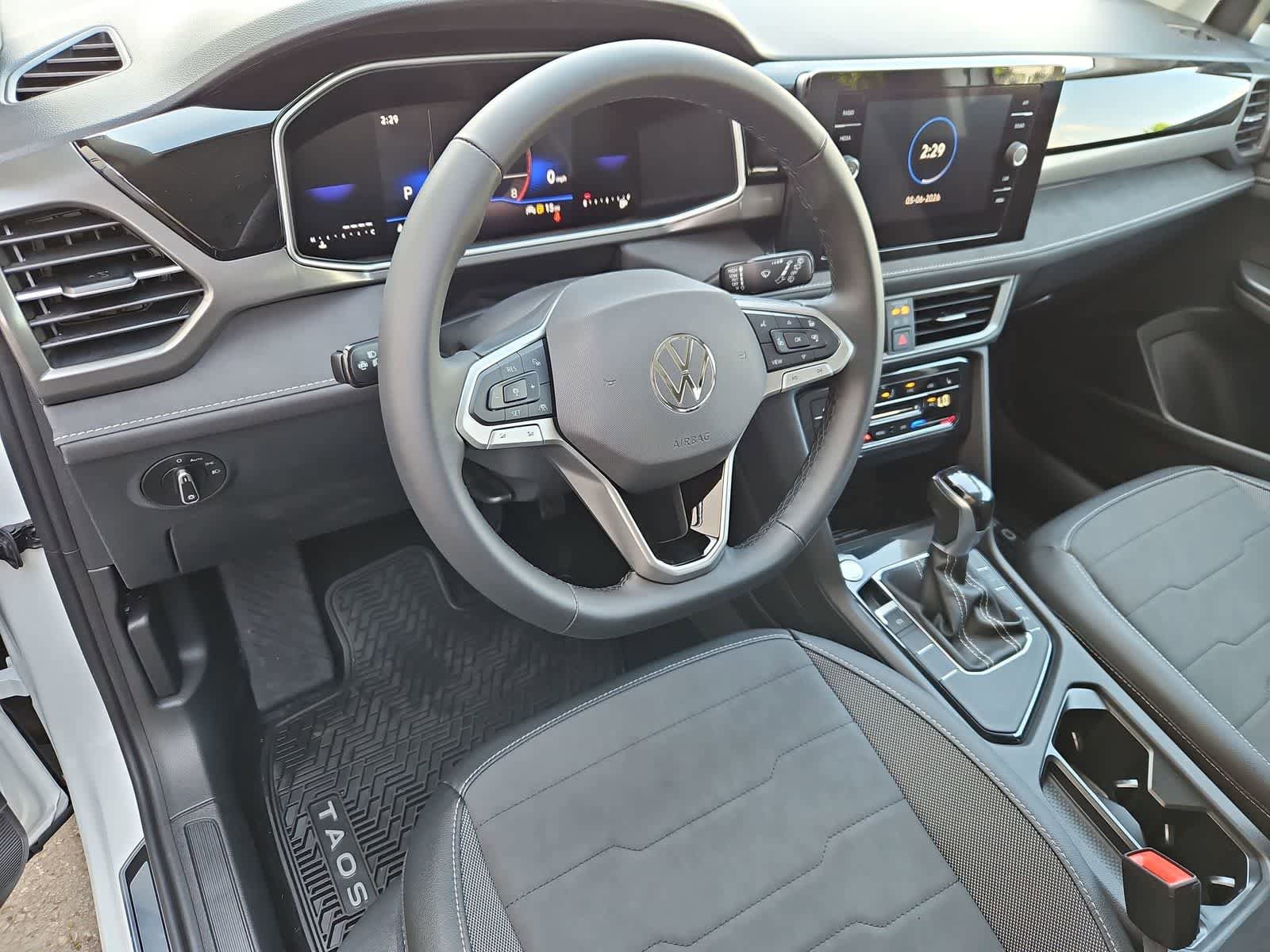 New 2026 Volkswagen Taos SE FWD image 2