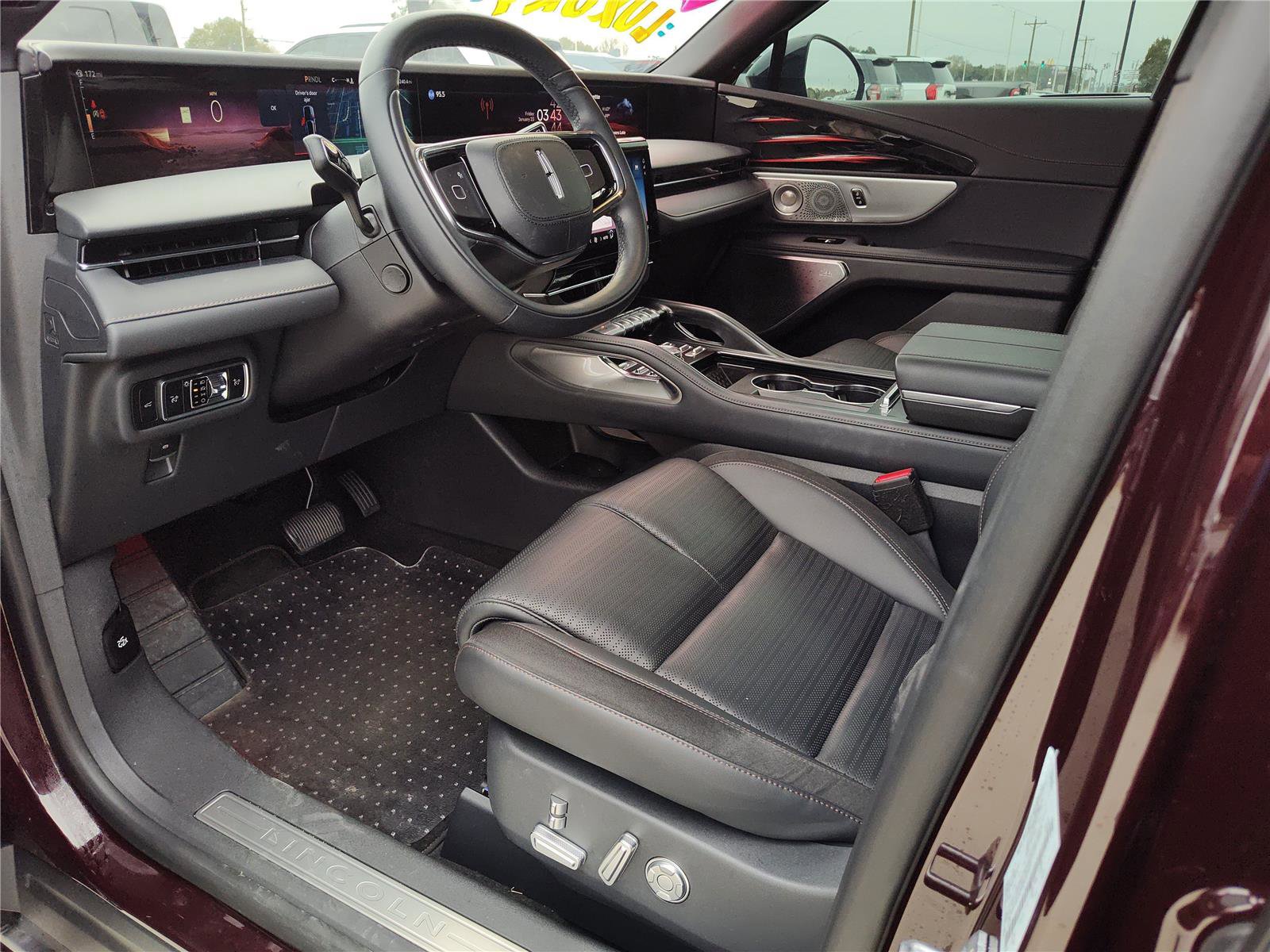 Used 2025 Lincoln Nautilus Reserve image 2