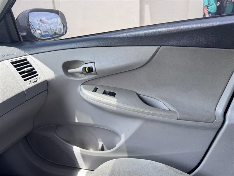 Used 2013 Toyota Corolla LE FWD image 11