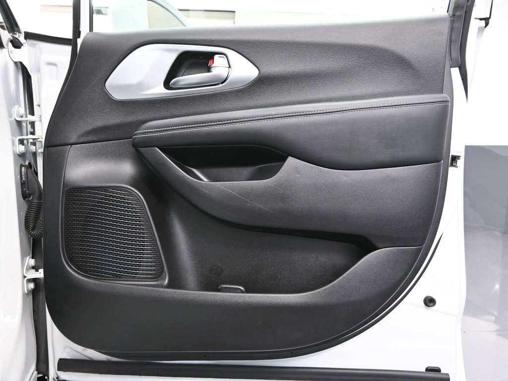 Used 2022 Chrysler Pacifica Touring-L w/ Uconnect Theater Family Group image 50