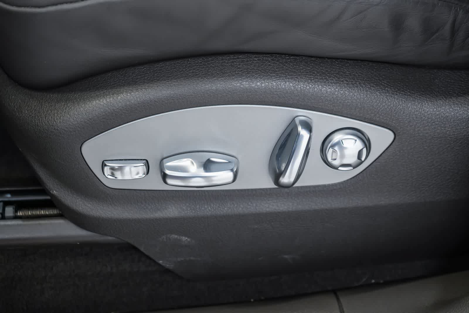 Certified 2024 Porsche Macan AWD/4WD image 25