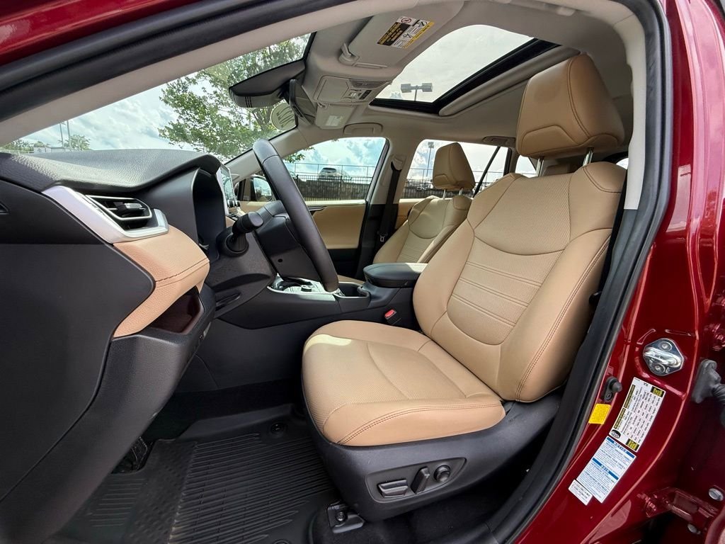 Used 2022 Toyota RAV4 Limited AWD/4WD image 22