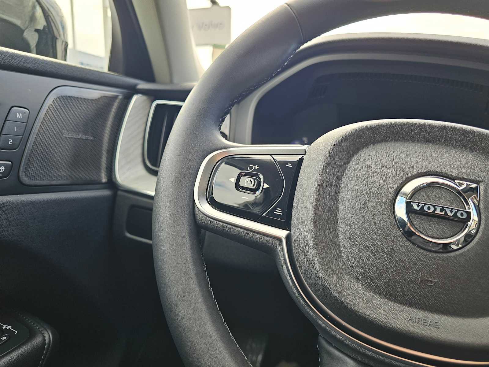 Certified 2025 Volvo XC60 T8 Plus w/ Protection Package Premier image 32