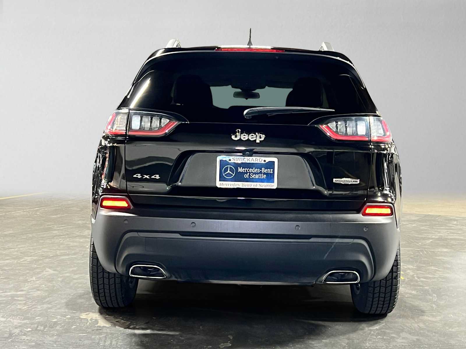 Used 2019 Jeep Cherokee Latitude Plus w/ Cold Weather Group AWD/4WD image 4