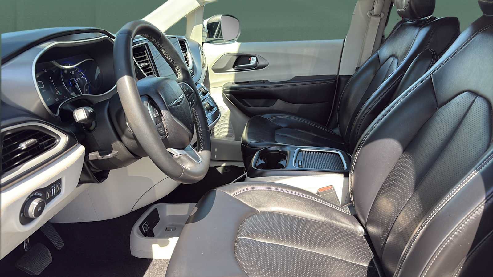 Used 2023 Chrysler Pacifica Touring-L FWD image 17