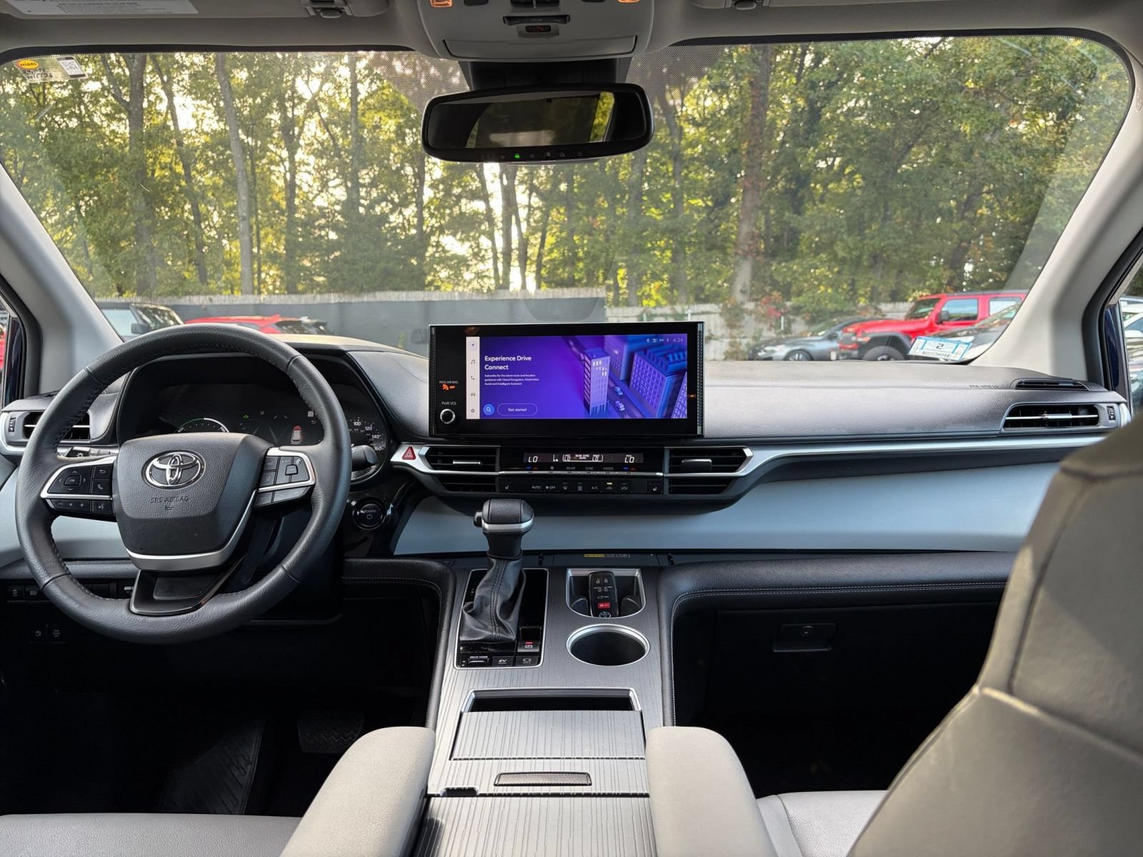 Used 2025 Toyota Sienna XLE FWD image 35