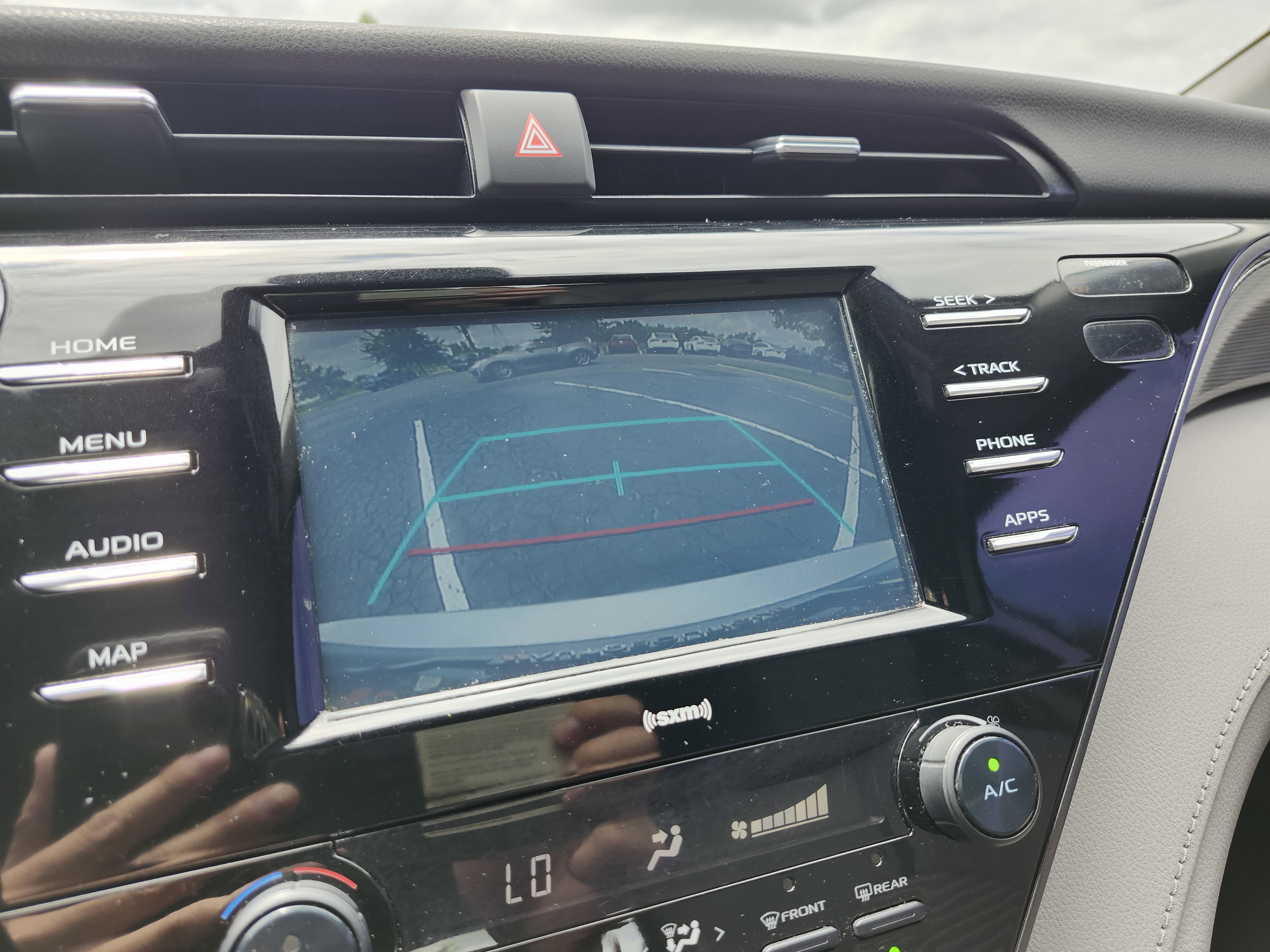 Used 2020 Toyota Camry SE FWD image 4