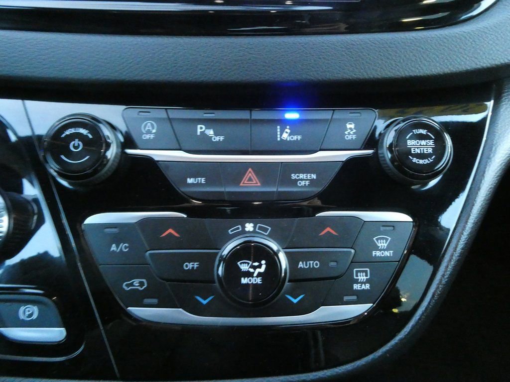 Used 2025 Chrysler Pacifica Select image 12