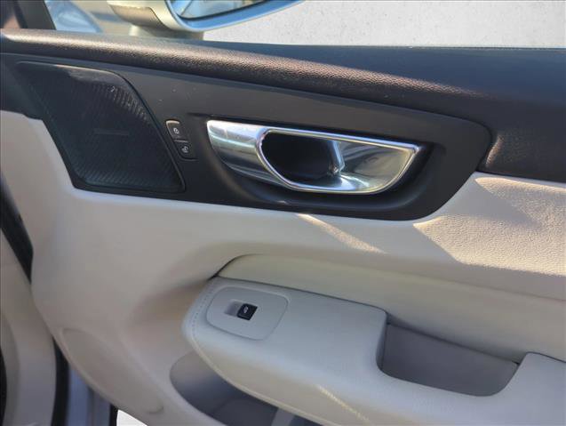 Used 2020 Volvo XC60 T6 Momentum w/ Protection Package Premier AWD/4WD image 28