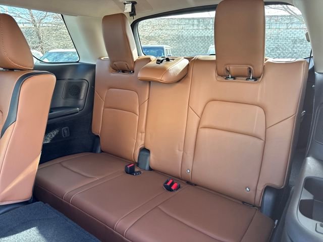 Used 2025 Nissan Pathfinder Platinum w/ Black Appearance Package image 11