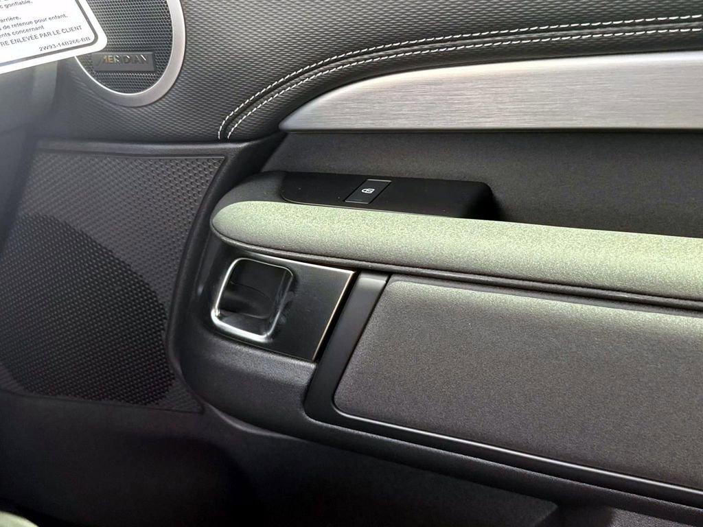 New 2025 Land Rover Discovery Dynamic SE image 19