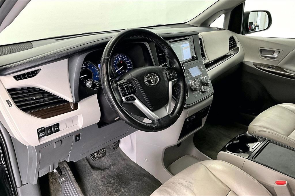 Used 2019 Toyota Sienna XLE w/ XLE Navigation Package FWD image 13