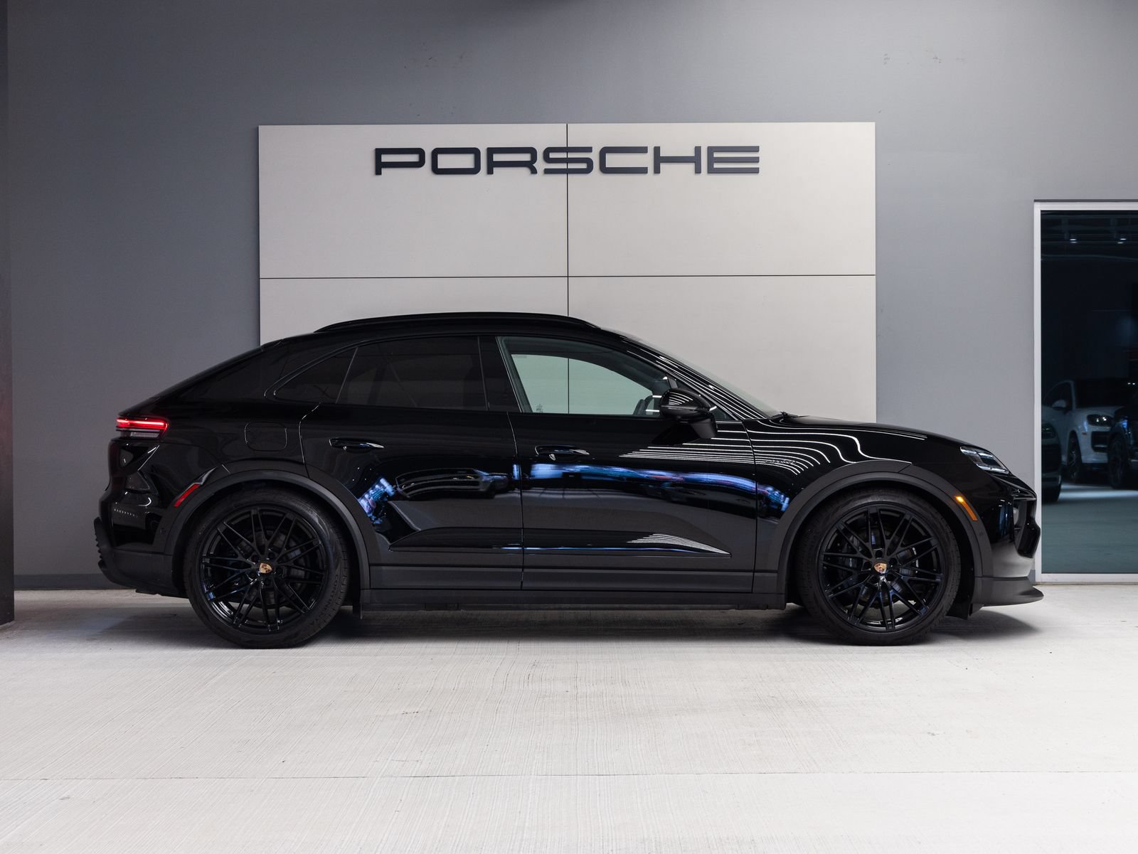Certified 2025 Porsche Macan 4 Electric AWD/4WD image 8