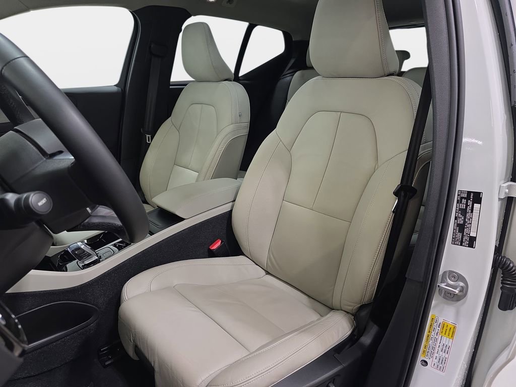 Used 2023 Volvo XC40 B5 Plus AWD/4WD image 14
