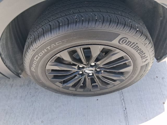 Used 2024 Cadillac XT4 Luxury w/ LPO, Floor Liner Package FWD image 18