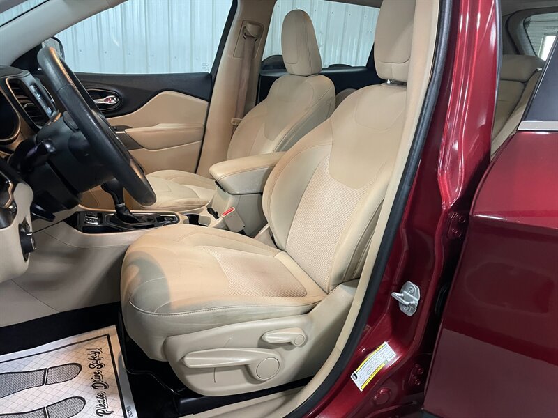 Used 2019 Jeep Cherokee Latitude w/ Popular Appearance Group FWD image 18