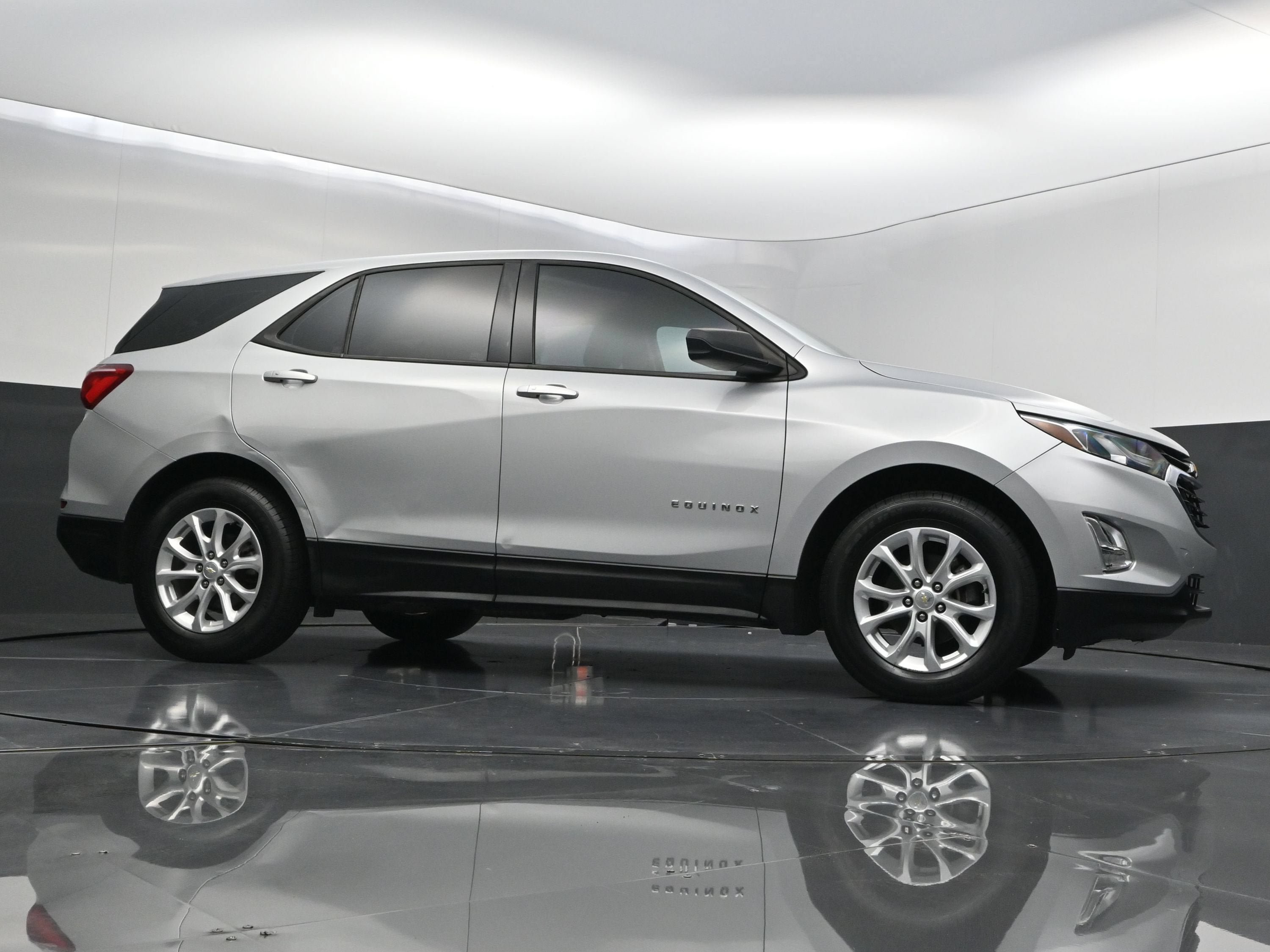 Used 2018 Chevrolet Equinox LS FWD image 42