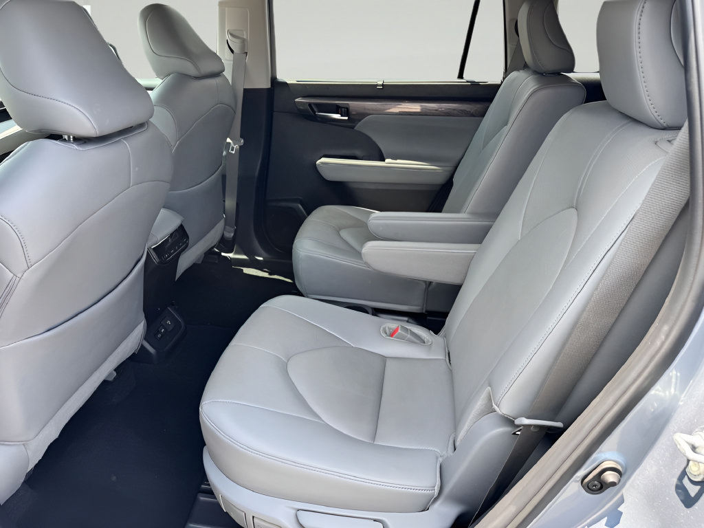 Used 2024 Toyota Highlander Limited AWD/4WD image 30