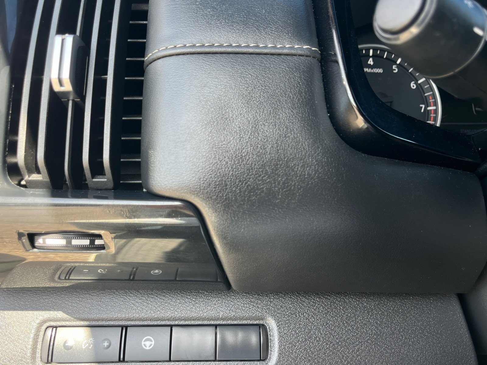 Used 2024 Nissan Pathfinder SV FWD image 30