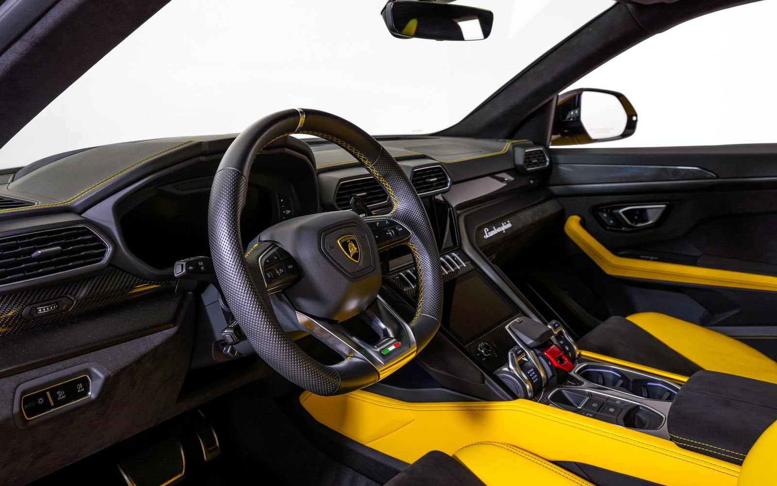 Used 2021 Lamborghini Urus AWD/4WD image 16
