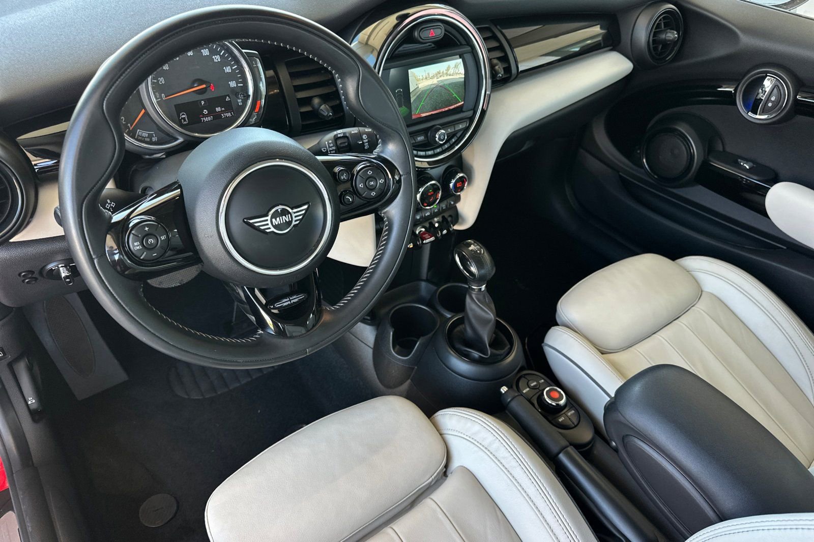 Used 2019 MINI Cooper 2-Door Hardtop w/ Signature Upholstery Package image 12