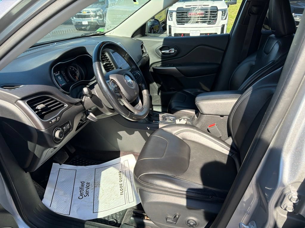 Used 2019 Jeep Cherokee Latitude Plus w/ Cold Weather Group AWD/4WD image 16