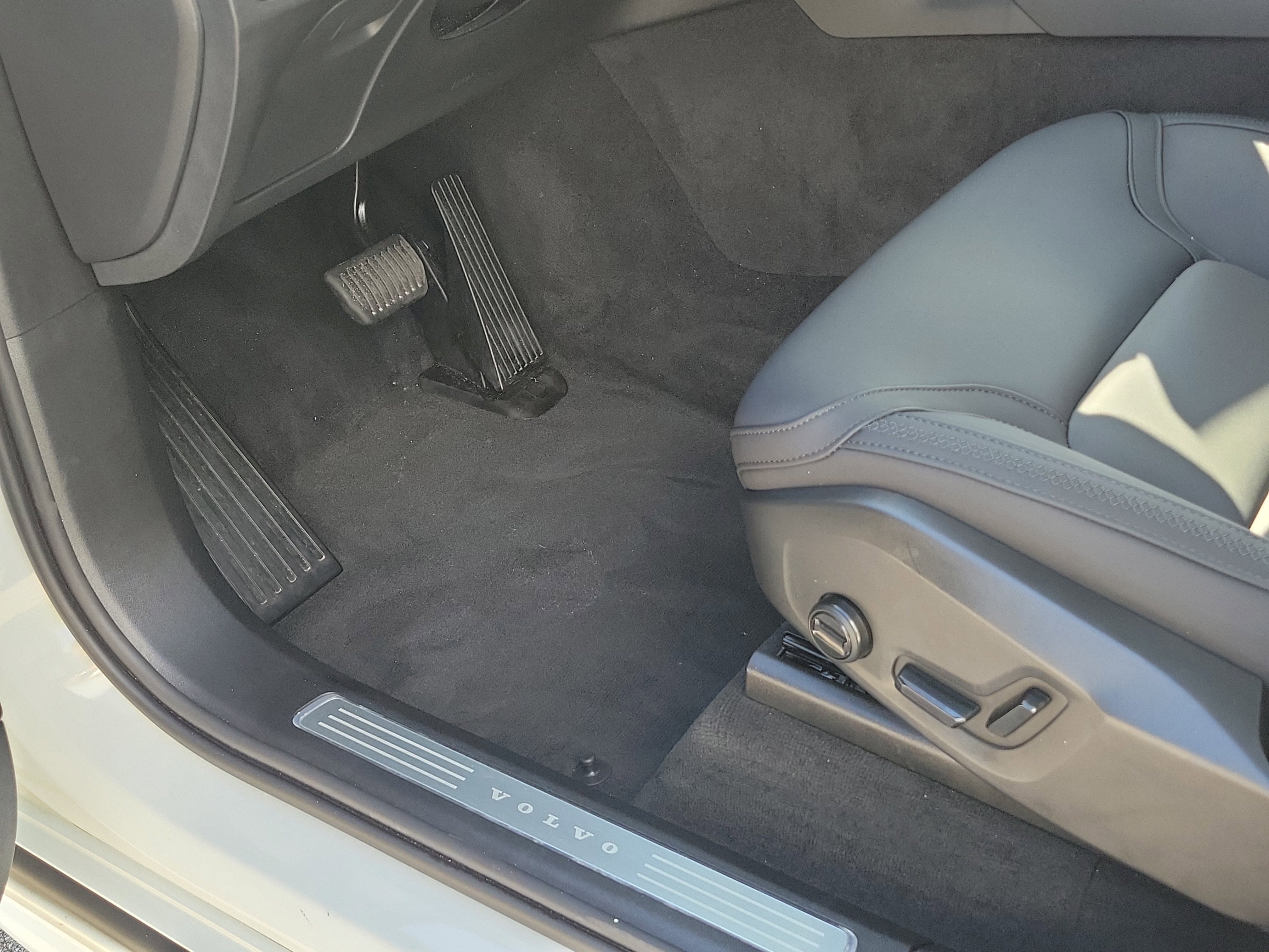 Used 2025 Volvo XC90 B6 Plus image 17