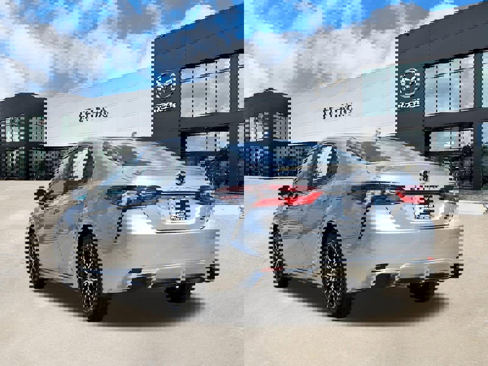 Used 2023 Toyota Camry SE image 2