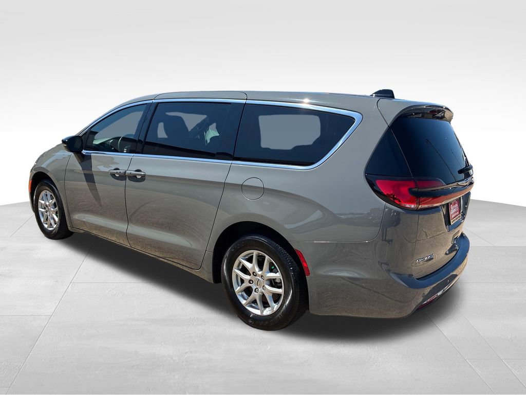 Used 2025 Chrysler Pacifica Select FWD image 3