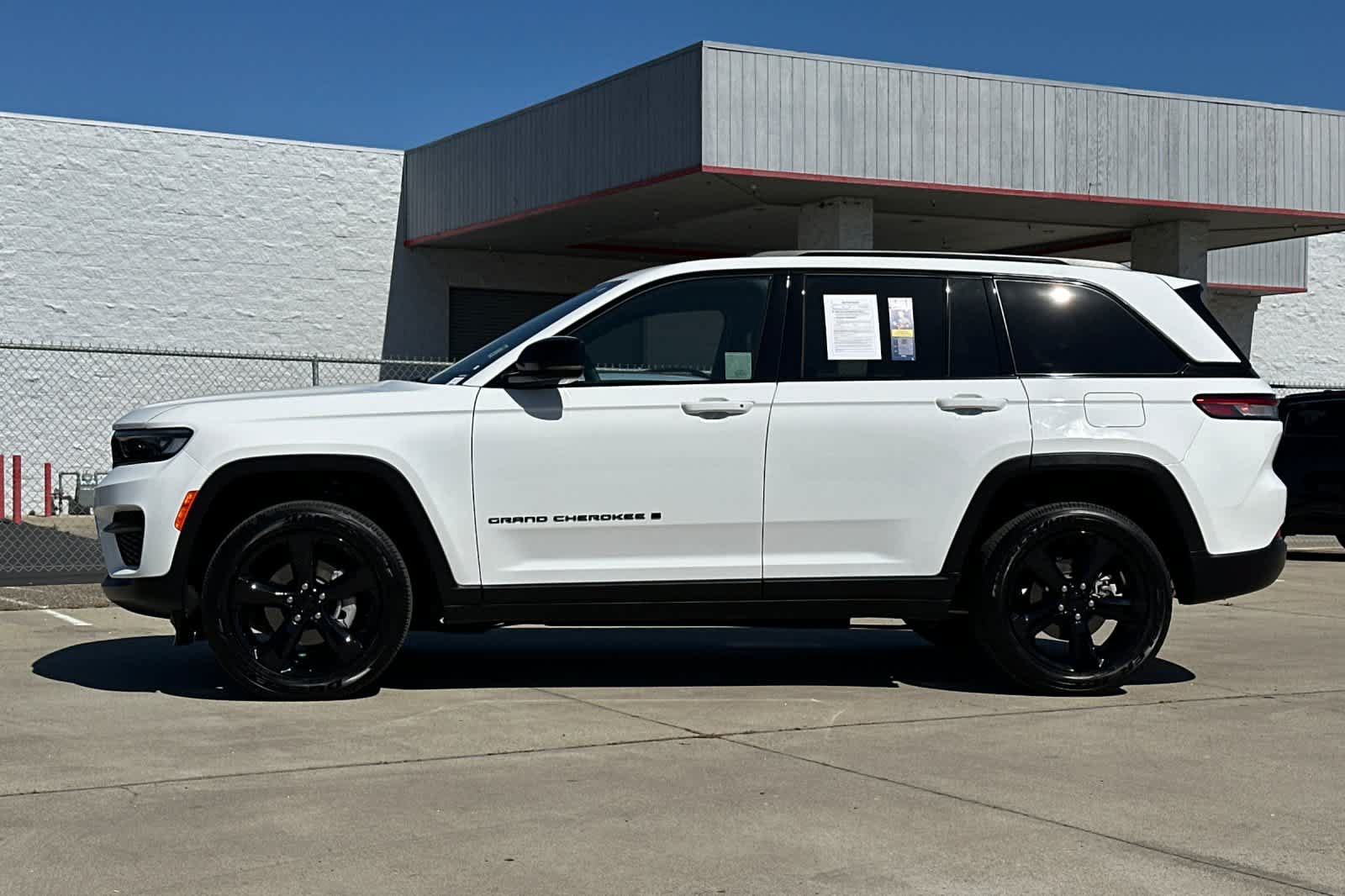 Used 2025 Jeep Grand Cherokee Altitude AWD/4WD image 6