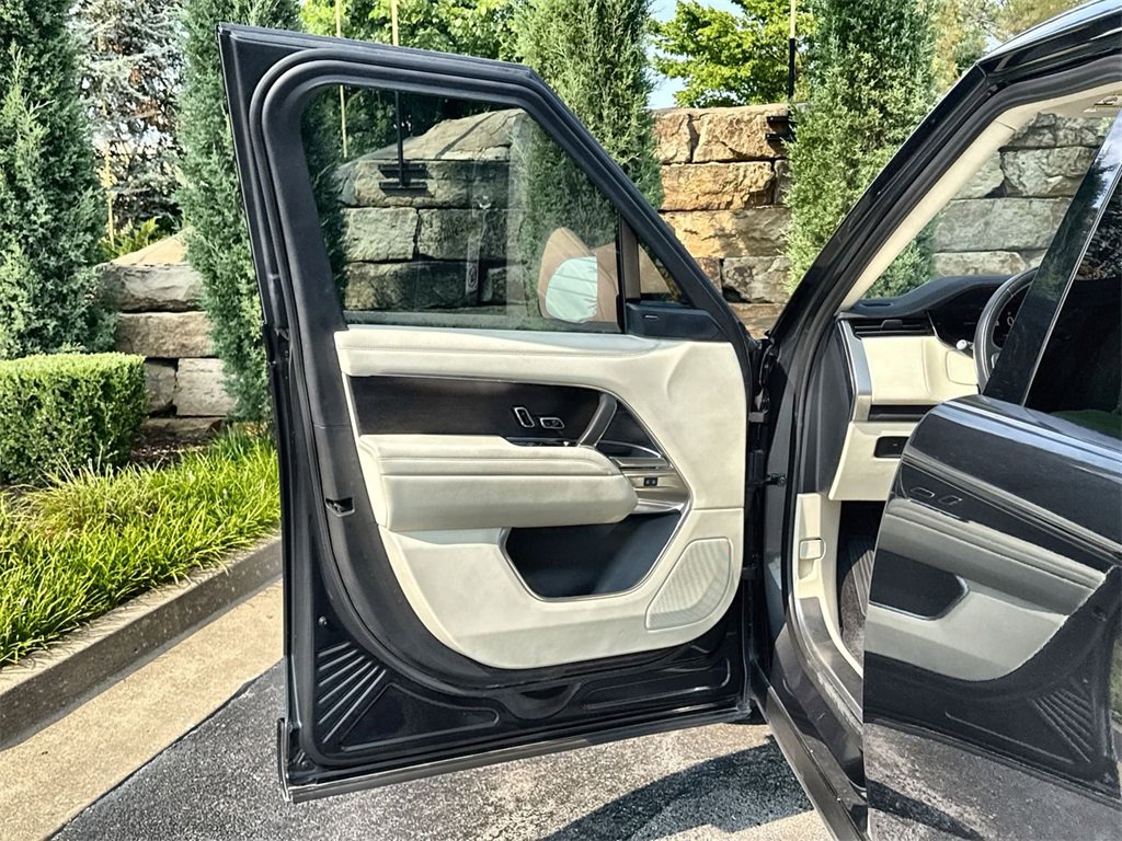 Certified 2023 Land Rover Range Rover SE image 16
