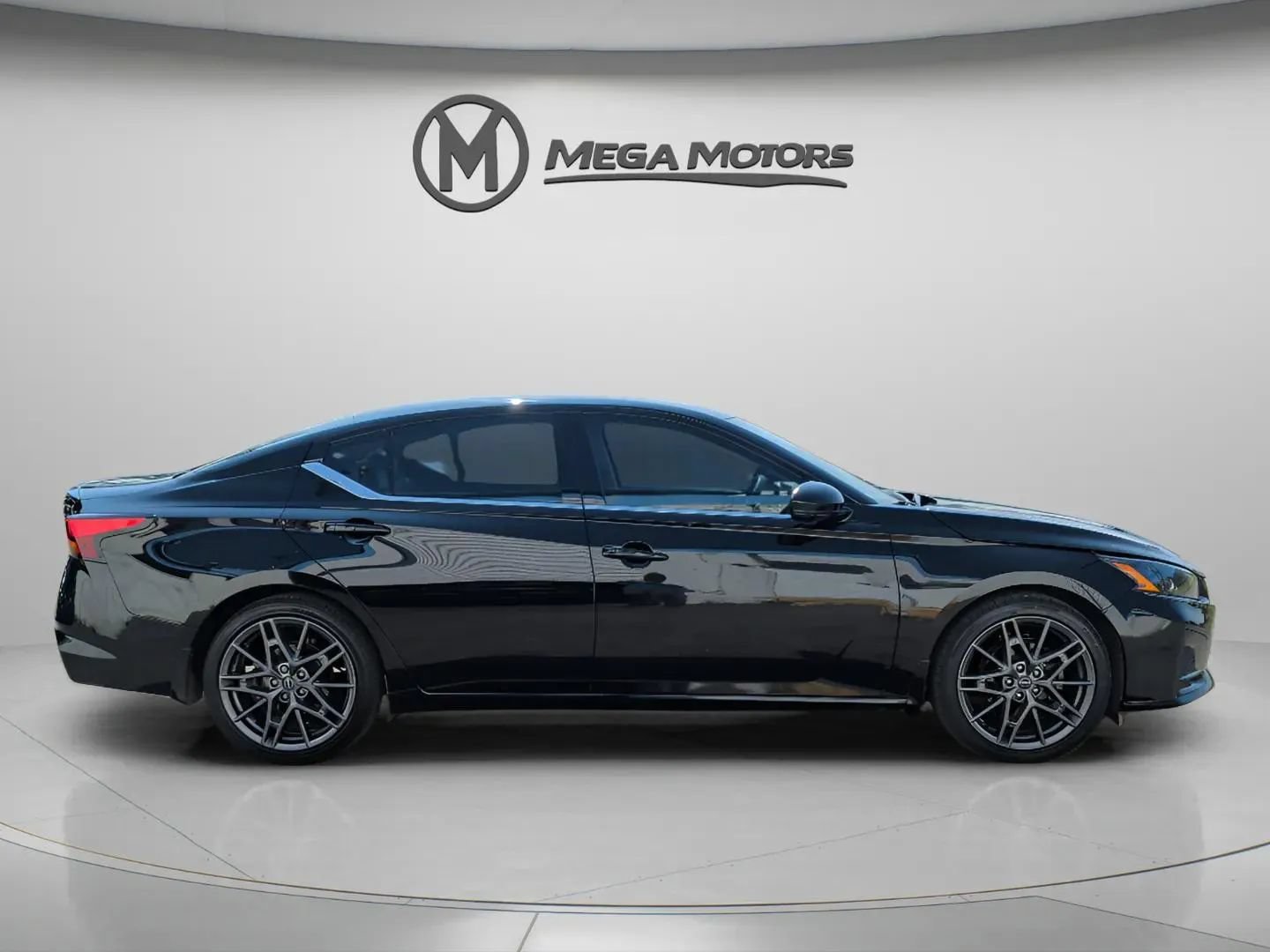 Used 2023 Nissan Altima 2.0 SR FWD image 9