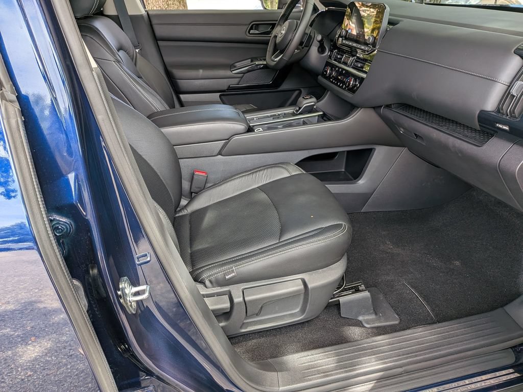 Used 2025 Nissan Pathfinder SV FWD image 28