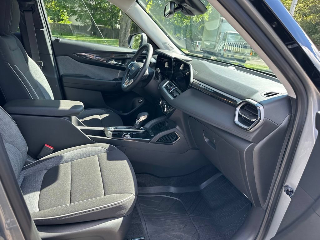 Used 2025 Chevrolet TrailBlazer LT w/ Convenience Package AWD/4WD image 28