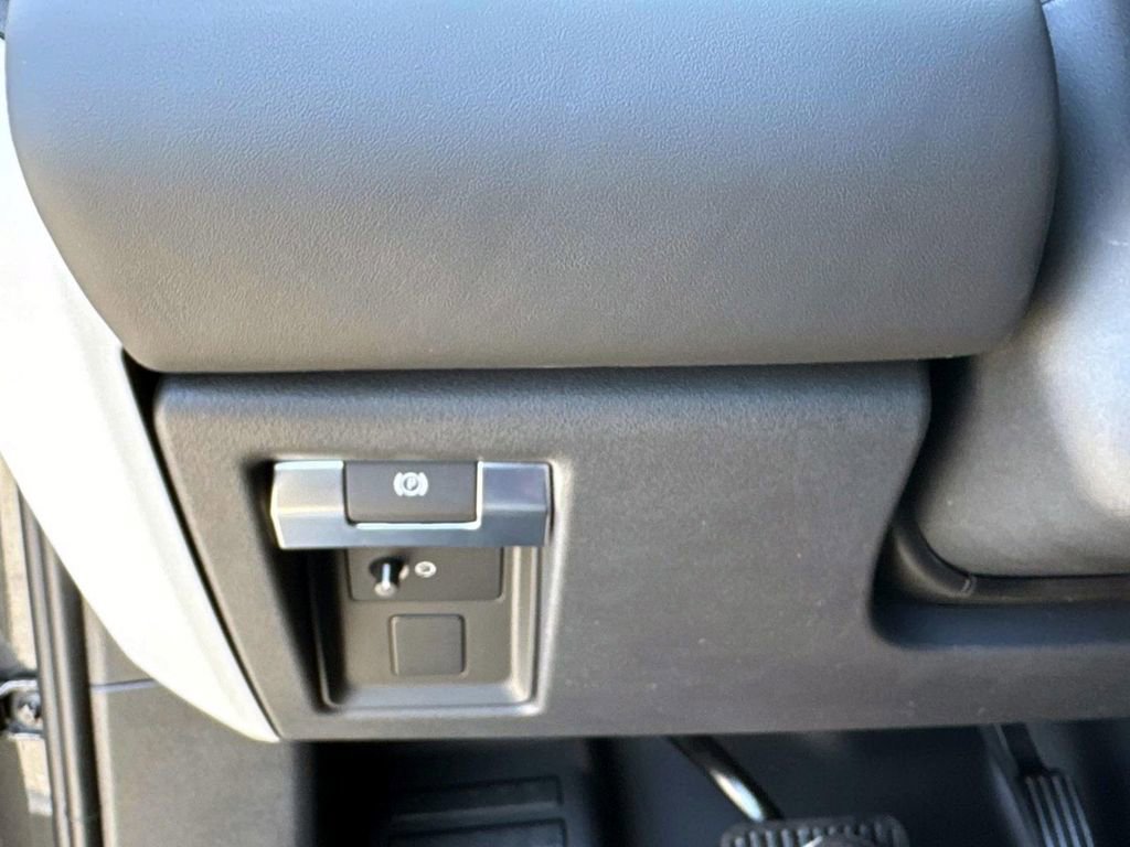 New 2025 Land Rover Defender 130 X-Dynamic SE image 29