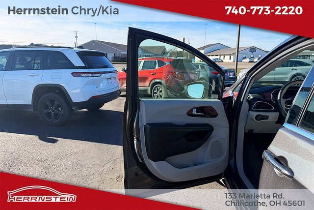 Used 2018 Chrysler Pacifica Limited w/ Tire & Wheel Group image 14