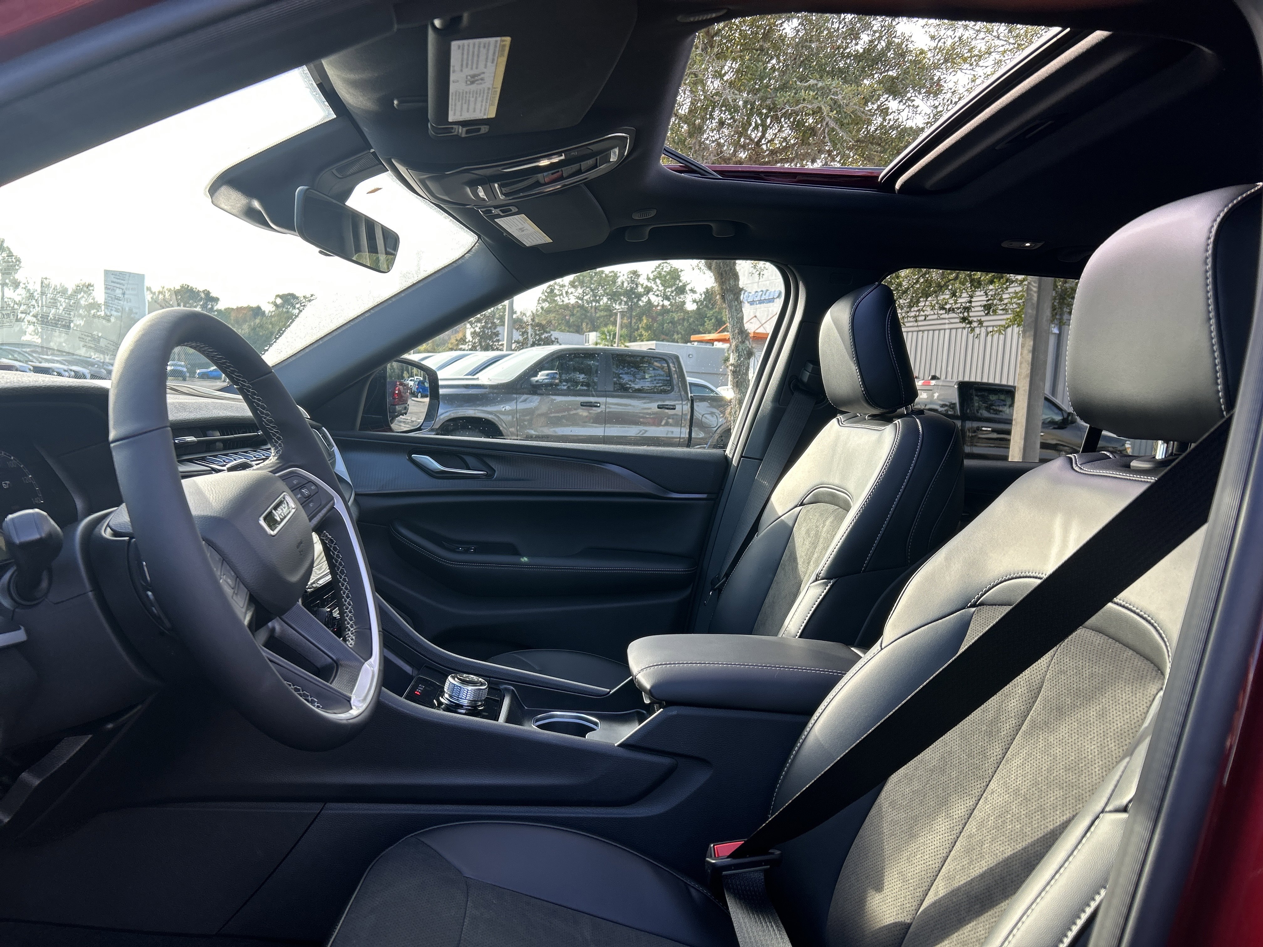 New 2025 Jeep Grand Cherokee Altitude image 13