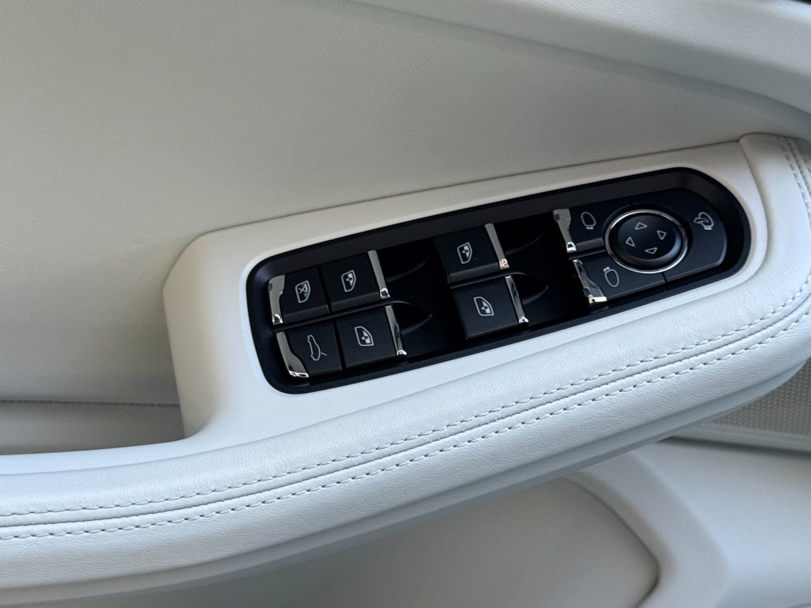 Certified 2023 Porsche Macan Turbo image 13