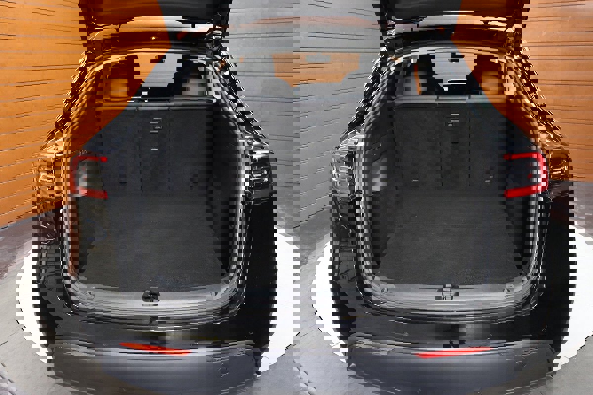 Used 2022 Tesla Model Y Long Range image 34